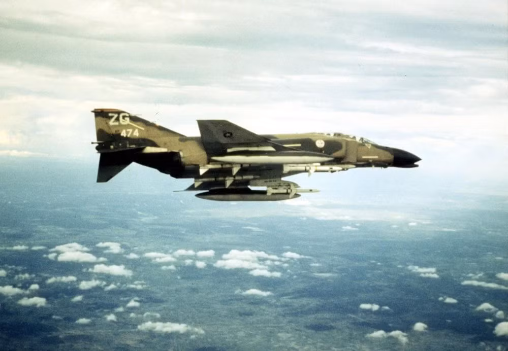 Chính yếu tố đó đã khiến các phi công Mỹ bỏ lỡ nhiều cơ hội tấn công MiG-21 của Việt Nam, trong khi đó các phi công của ta nhìn thấy máy bay Mỹ quay đầu đã đoán được chúng muốn tháo chạy ra biển Đông, qua đó có thể đón đầu và tóm gọn kẻ địch chỉ bằng một quả tên lửa. Nguồn ảnh: Pinterest.