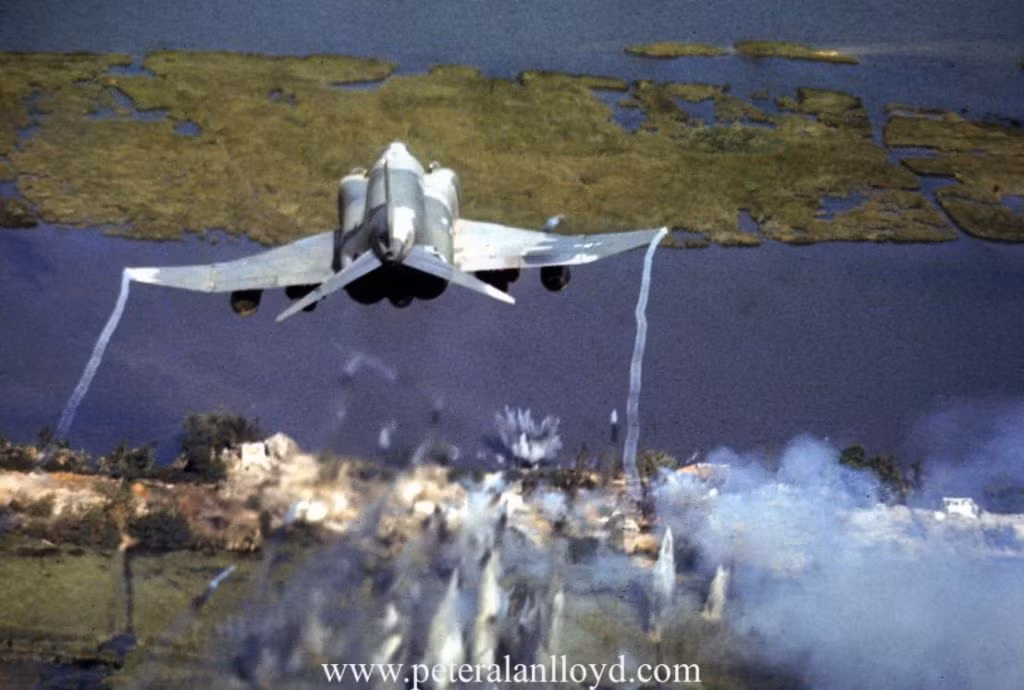 Loại tên lử R-3 được trang bị trên máy bay MiG-21 của Việt Nam được coi là phiên bản Liên Xô phát triển dựa trên mẫu AIM-9B của Không quân Mỹ. Đây là loại tên lửa không đối không có khả năng lượn thấp, tầm bắn tối đa 8km và tối thiểu 2 km. Nguồn ảnh: Life.