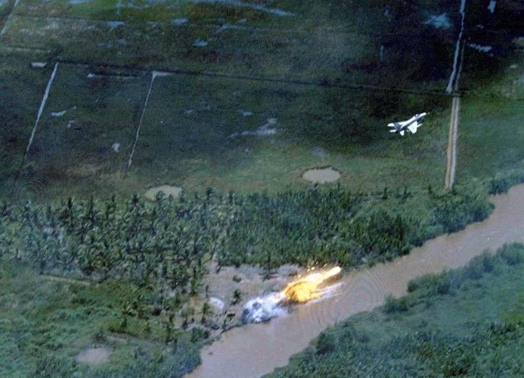 Ở Việt Nam, tới năm 1971, các máy bay F-100 của Không quân Mỹ chính thức dừng hoạt động. Số giờ bay chiến đấu và số phi vụ của F-100 trên chiến trường Việt Nam thậm chí còn nhiều hơn về cả số giờ bay và phi vụ được P-51 Mustangs trong Chiến tranh Thế giới thứ 2. Nguồn ảnh: Pinterest.