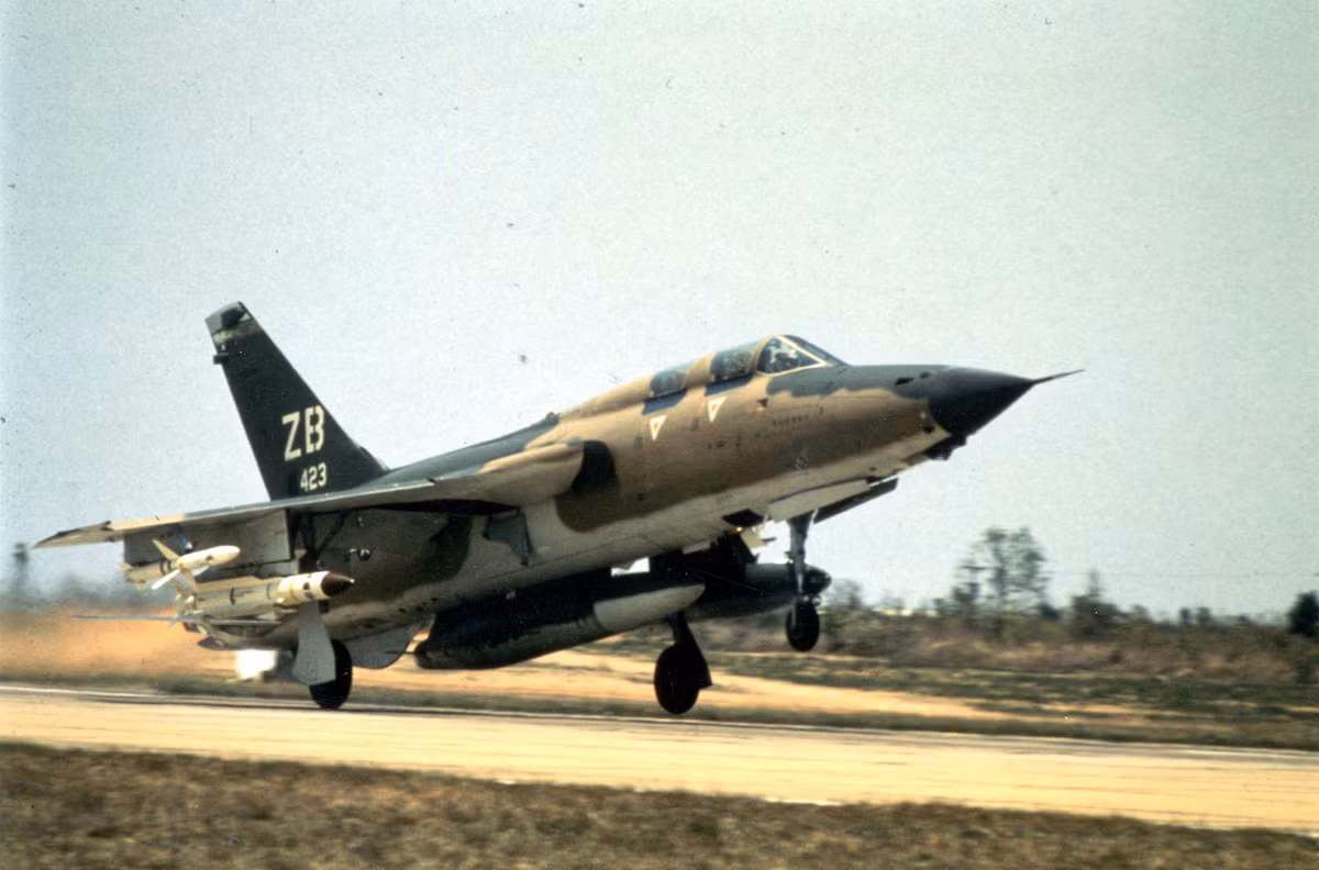 Đội hình tấn công của Không quân Mỹ bao gồm 28 chiếc tiêm kích - bom F-105. Đây là loại máy bay tiêm kích - bom hiện đại bậc nhất của Không quân Mỹ lúc bấy giờ, mỗi chiếc mang theo được tới hơn 6 tấn vũ khí, bom các loại. Nguồn ảnh: Airforce.
