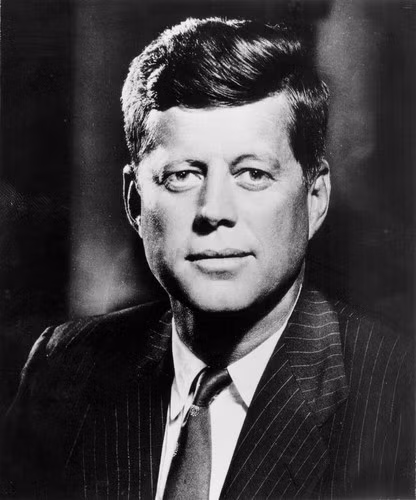 Tuy nhiên, vào khoảng 12h30 ngày 22/11, xe mui trần chở Tổng thống Kennedy đi qua tòa nhà cao tầng Kho lưu trữ Sách giáo khoa Texas, thành phố Dallas thì bất ngờ có nhiều tiếng súng vang lên. Lee Harvey Oswald chính là thủ phạm đã nổ súng về phía xe của Tổng thống Kennedy khiến ông chủ Nhà Trắng bị thương nặng ở cổ và đầu. Sau đó, ông nhanh chóng được đưa đến bệnh viện gần đó cấp cứu nhưng không qua khỏi.