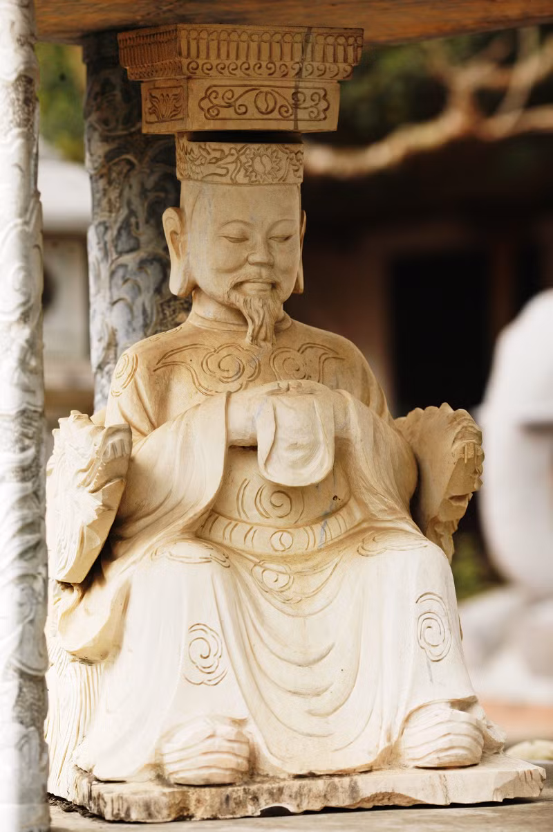 Năm Đại Trị thứ 8 đời vua Trần Dụ Tông tổ chức khuyên giáo các nơi cúng ruộng làm chùa nên trên nền am cũ nhiều người phát tâm công đức dựng chùa, khắc bia đá để mọi người được thụ trì kinh Phật. Phần cuối của tấm bia ghi họ tên những người cúng tiến ruộng ao.