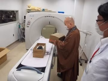 Tiếp đó, cuộc điều tra phát hiện ra rằng hiện vật cổ này được chế tác từ thạch cao hoặc chất giống như thạch cao. Chúng đã được nặn hình thành các đặc điểm cơ thể bao gồm cánh tay, bàn tay và hốc mắt.