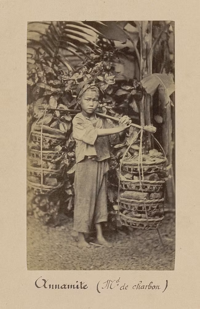 Cậu bé bán than dạo. Ảnh: Émile Gsell.