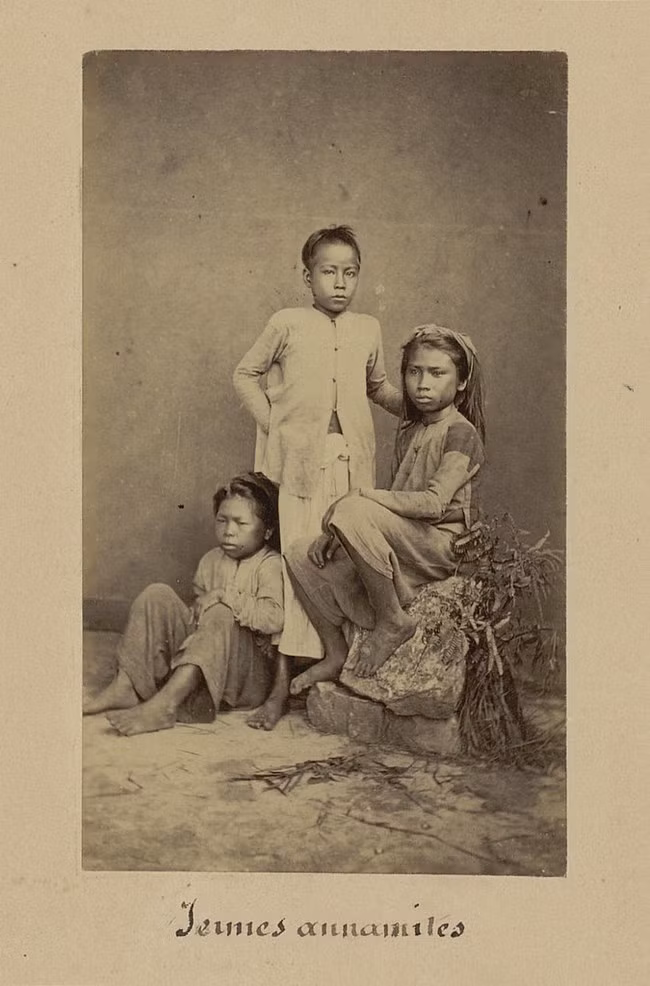 Các bé trai và bé gái thuộc giới bình dân. Ảnh: Émile Gsell.