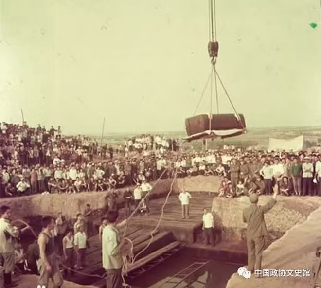 Bên cạnh đó, các nhà khảo cổ còn phát hiện có hài cốt của 21 người con gái, trong đó người trẻ nhất mới 13 tuổi, người lớn nhất khoảng 26 tuổi nằm bên cạnh cỗ quan tài của chủ nhân mộ cổ - Tăng Hầu Ất.