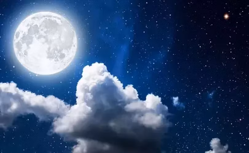 Các buổi tối không bị nhiễu loạn bởi Mặt Trăng sẽ giúp các hiện tượng khác như các vũ điệu hành tinh, mưa sao băng... được quan sát vô cùng đẹp mắt.