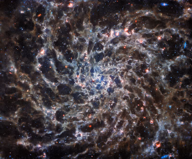 Những hình ảnh do "mắt thần" của NASA chụp giúp nhóm nghiên cứu dẫn đầu bởi tiến sĩ Karin Sandstrom từ Trường Đại học California ở San Diego (Mỹ) lập được bản đồ bên trong 4 thiên hà xa xôi IC 5332, Messier 74, NGC 1365 và NGC 7496.