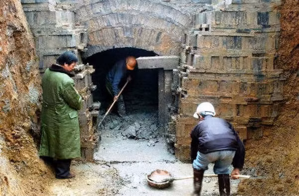Năm 1965, các nhà khảo cổ học tình cờ phát hiện ra một ngôi mộ cổ 1.800 năm tuổi của triều đại Đông Tấn tại núi Nhân Đài, Nam Kinh, Giang Tô, Trung Quốc. Sau khi điều tra chi tiết và so sánh với các tài liệu lịch sử, họ phát hiện ra rằng đó là lăng mộ thuộc triều đại Đông Tấn.