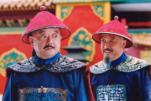 Theo quy định, để tránh sự tham ô, chức quan tư vụ phải được luân chuyển hàng năm. An Minh vì quá tham lam, không muốn được thăng chức. Hắn đã đút lót rất nhiều để được giữ nguyên chức vụ này trong nhiều năm.