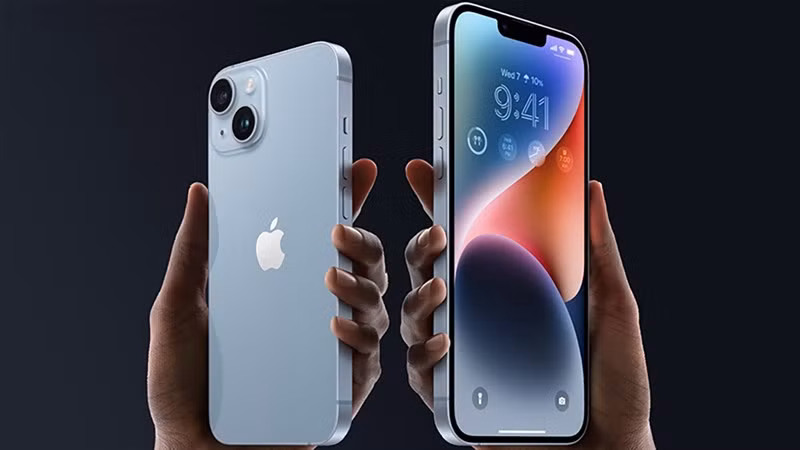 Theo các rò rỉ trước đây, iPhone 15 và iPhone 15 Plus dự kiến vẫn sẽ có màn hình 6.1 inch/6.7 inch như thế hệ trước, nhưng sẽ chuyển sang sử dụng thiết kế đục lỗ Dynamic Island hiện đại hơn. Ngoài ra, bộ đôi này còn được cho là sẽ chuyển sang sử dụng cổng USB-C mới và có camera chính 48MP chất lượng ở mặt sau.