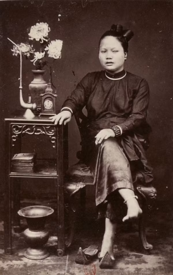 Kiểu tóc vấn của các cô gái Đông Dương xưa trông khá cầu kì.