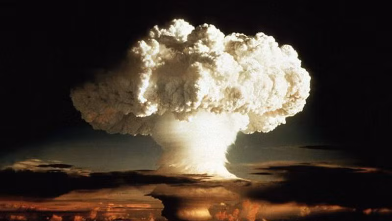 Castle Bravo là tên mã của vụ thử nghiệm bom hydrogen đầu tiên do Mỹ thực hiện tại đảo Bikini, thuộc quần đảo Marshall, Thái Bình Dương vào ngày 1/3/1945. Vũ khí hạt nhân này được thiết kế với đương lượng nổ 15 megaton TNT. Do vậy, khi phát nổ, nó tạo ra một quả cầu lửa có đường kính 7 km.