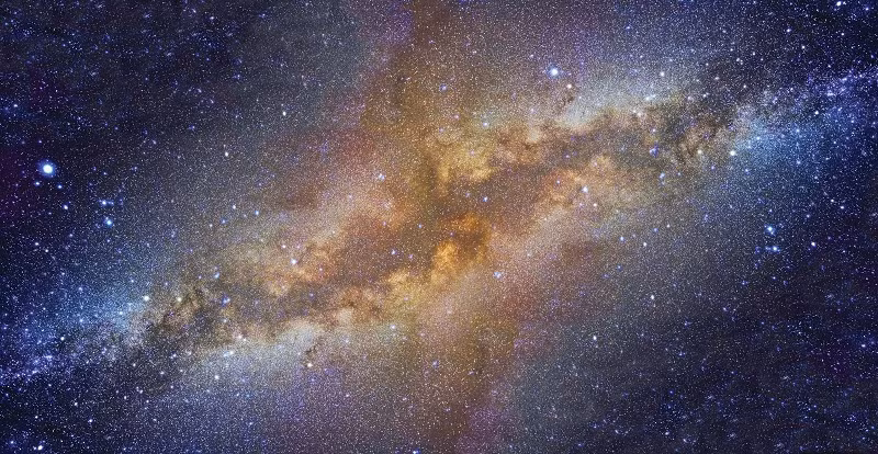 Hiện tượng này cũng từng xuất hiện ở thiên hà chứa Trái Đất Milky Way. Nó đang dần hấp thụ một số ngôi sao từ các thiên hà lùn vệ tinh là Đám mây Magellan Lớn, Đám mây Magellan Nhỏ và thiên hà hình elip lùn Sagittarius. Các nghiên cứu trước đây cho thấy Milky Way từng có gần 20 "nạn nhân" như vậy.