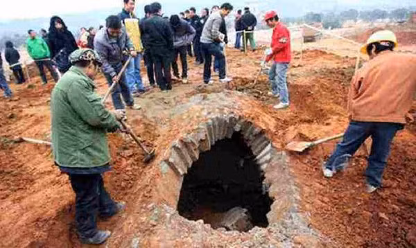 Trong khi đào móng thi công xây dựng một tòa nhà ở thành phố Tương Dương, tỉnh Hồ Bắc, Trung Quốc. Công nhân xây dựng đã bất ngờ phát hiện một tấm bia đá có khắc nhiều ký tự cổ khó hiểu và nhận thấy dấu tích của một lăng mộ dưới lòng đất. Đơn vị thi công nhanh chóng báo cáo tình hình với ban bảo vệ di tích văn hóa địa phương, các chuyên gia khảo cổ lập tức vào cuộc điều tra.