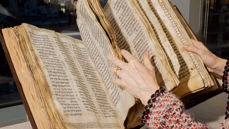 Chủ sở hữu hiện tại đã mua Codex Sassoon vào năm 1989. Trong phiên đấu giá lần đầu tiên sau hơn 30 năm, cuốn Kinh Thánh quý giá này dự kiến có giá chào bán từ 30 triệu đến 50 triệu USD và sẽ trở thành tài liệu hay bản thảo lịch sử đắt giá nhất từng được đem ra đấu giá.