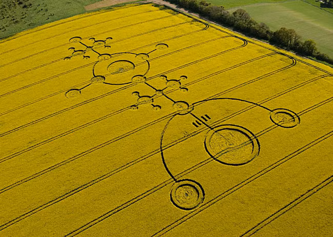 Trên thực tế, đã có nhiều người nhận mình là tác giả của crop circle và nhiều vòng tròn “nhân tạo” như vậy được thực hiện bằng các biện pháp cơ học trước sự quan sát của truyền thông.