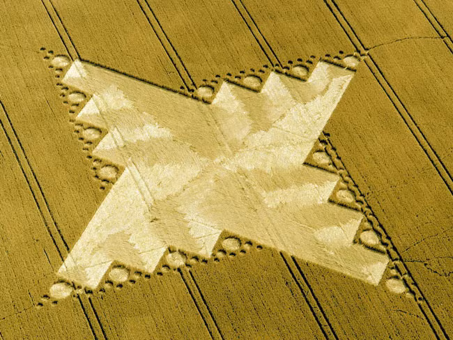 Bản thân những người tuyên bố mình đã tạo ra crop circle cũng không thể giải thích được cách mình tạo ra những họa tiết có hình thù rất phức tạp như thế nào. Điều này đã gây nên những đồn đoán khác về nguồn gốc của các crop circle.