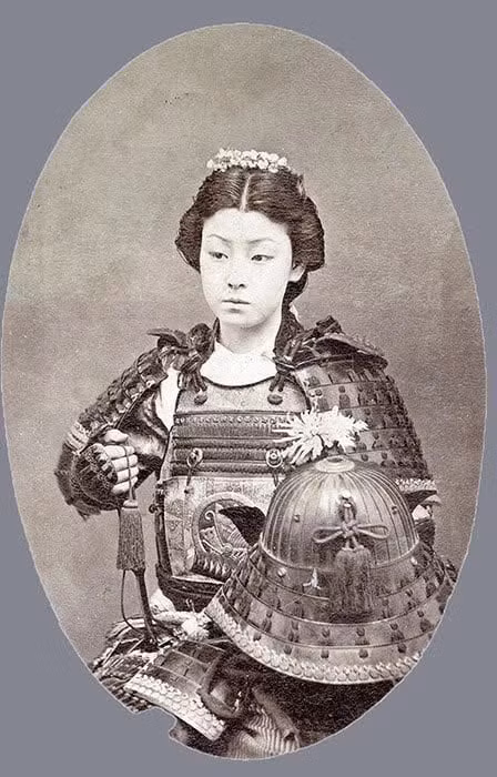 Chân dung chụp ảnh của một nữ samurai vào khoảng những năm 1800.