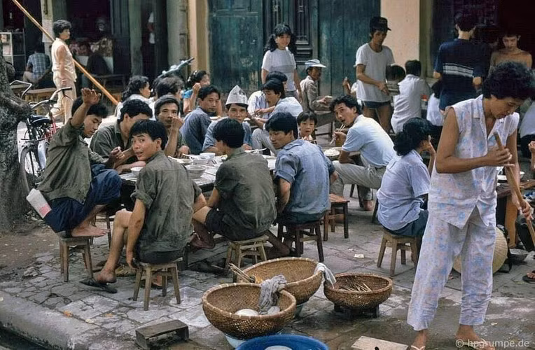 Hình ảnh đám công nhân sau khi tan làm đổ xô tới quán ăn nhậu nhộn nhịp không kém những hàng ăn vỉa hè hiện tại.