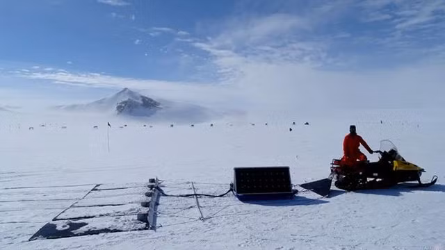 Nhưng tất cả sự sống mà các nhà khoa học đã nghiên cứu chỉ sử dụng các axit amin thuận tay trái; Các phiên bản thuận tay phải của các phân tử này tồn tại nhưng không biến nó thành protein. Không ai biết tại sao.