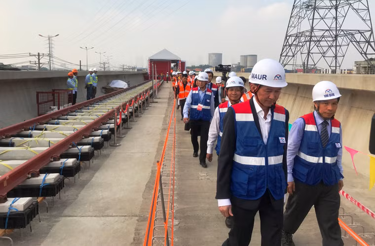 Sáng 24/10, lãnh đạo TP.HCM, chủ đầu tư, Cơ quan Hợp tác Quốc tế Nhật Bản JICA và nhà thầu HITACHI (Nhật Bản) đã khởi công lắp đặt hệ thống đường ray của tuyến Metro số 1 này.