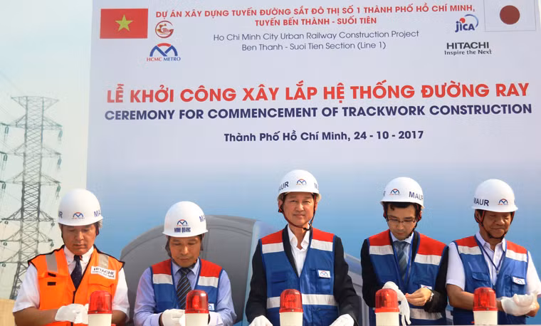 Lãnh đạo TP.HCM, chủ đầu tư, Cơ quan Hợp tác Quốc tế Nhật Bản JICA và nhà thầu HITACHI (Nhật Bản) thực hiện nghi thức nhấn nút khởi công.