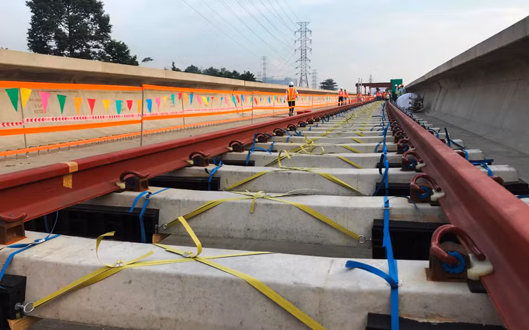 Những hình ảnh đầu tiên về hệ thống đường ray đoạn trên cao qua khu vực quận Thủ Đức của tuyến đường sắt đô thị số 1 (Bến thành - Suối Tiên).