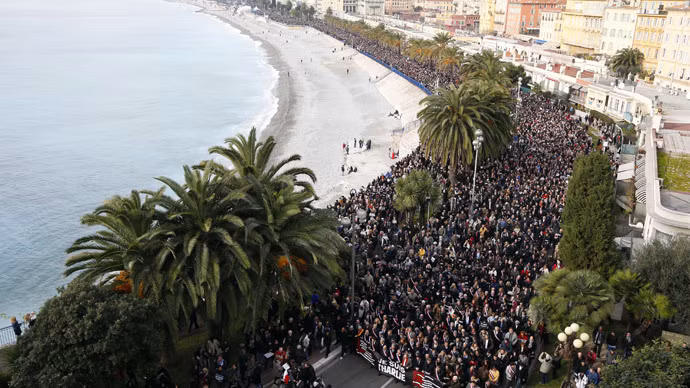 Rất nhiều người đã cầm tấm biển "Je suis Charlie" (tôi là Charlie) để biểu thị sự đoàn kết với các nạn nhân vụ thảm sát tại toà soạn báo Charlie Hebdo, Paris khiến 12 người thiệt mạng.