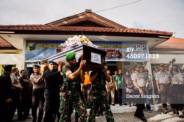 Quân đội Indonesia đang di chuyển thi hài nạn nhân Kevin Alexander Soetjipto sau khi nạn nhân được trao trả cho gia đình tại bệnh viện cảnh sát Bhayangkara ở Sarabaya.