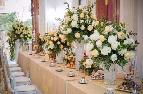 Hoa tươi không những được trang trí bên ngoài, trong phòng tiệc cũng được trang trí với các loại hoa đẹp nhất, sang trọng nhất. Màu sáng chủ đạo là vàng, trắng rất trang nhã. Ảnh: Dân Việt.