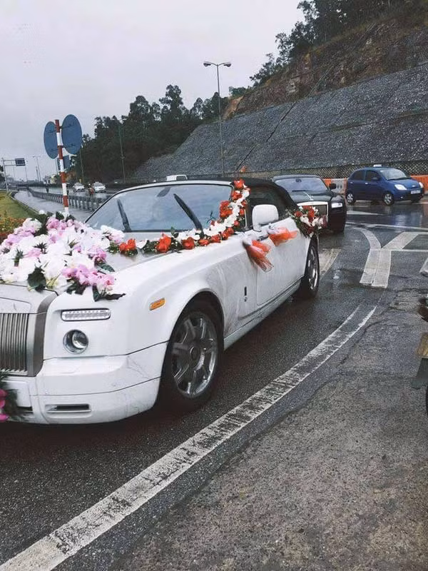 Điểm nhấn hôn lễ là đoàn xe rước dâu với hàng loạt siêu xe đình đám như Rolls-Royce Phantom Drophead, Rolls-Royce Phantom Sedan, Rolls-Royce Ghost,... ước tính lên tới con số 60 tỷ đồng. Hôn lễ cũng quy tụ nhiều gương mặt sao nổi tiếng trình diễn như Hoàng Thùy Linh, Dương Triệu Vũ,.. cùng hai MC nổi tiếng Tuấn Tú và Thùy Linh. Ảnh: Vietnamnet.