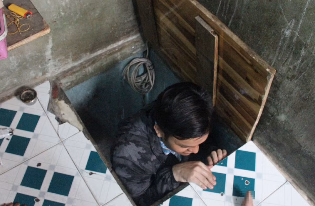 Do căn nhà quá nhỏ nên bên trong chỉ là nơi để ít đồ đạc, mọi sinh hoạt của 2 mẹ con bà Vân hầu như diễn ra ở bên ngoài - vỉa hè đại lộ Võ Văn Kiệt. Ảnh: Vietnamnet.