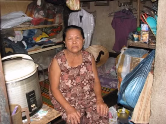 5. Ngôi nhà rộng 8m2 - chỗ ở của 8 nhân khẩu Nhà của bà Phạm Thị Hồng Loan (sinh 1947, tổ 11, phường Hải Châu 2, quận Hải Châu, TP Đà Nẵng) rộng gần 8m2 nhưng cũng là chỗ ở của 8 nhân khẩu (trong đó có 4 người lớn và 4 trẻ nhỏ). Trước đây, bà Loan làm nghề gánh nước thuê nhưng nay đành nghỉ ở nhà vì bệnh tim. Con trai lớn của bà đã từng được thuê chung cư của thành phố nhưng vì không có tiền nên cũng đành về đây tá túc với mẹ. Ảnh: Giadinh.net. Ảnh: Giadinh.net.