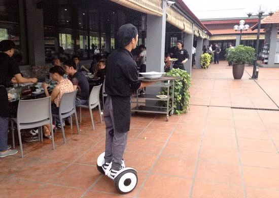 Doc nhat Ha Noi: Di xe dien can bang be do an cho khach