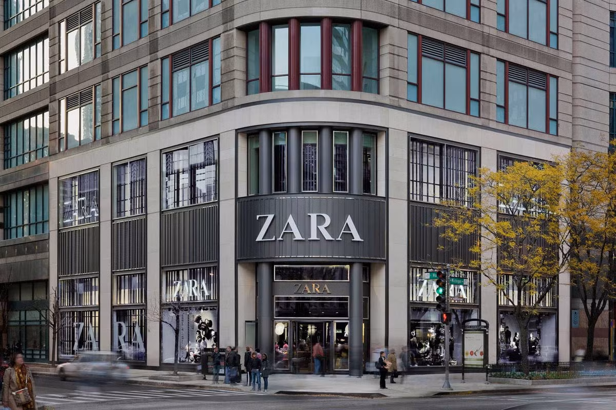 Zara là thương hiệu bình dân nổi tiếng của Tây Ban Nha được thành lập năm 1975 bởi Amancio Ortega và Rosalía Mera. Hiện nay, thương hiệu này đang được giới trẻ rất ưa thích. Ở Việt Nam, thời trang Zara cũng nhanh chóng "gây bão". Ảnh: Internet.