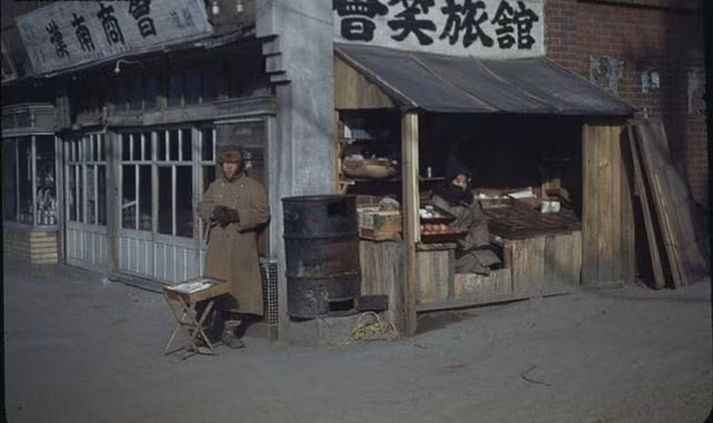 Những khoảnh khắc thanh bình của thủ đô Seoul Hàn Quốc được chụp vào năm 1949, trước khi cuộc chiến tranh Triều Tiên xảy ra. Trong ảnh là những bảng hiệu bằng tiếng Hán thường gặp của những cửa tiệm vào thời đó.