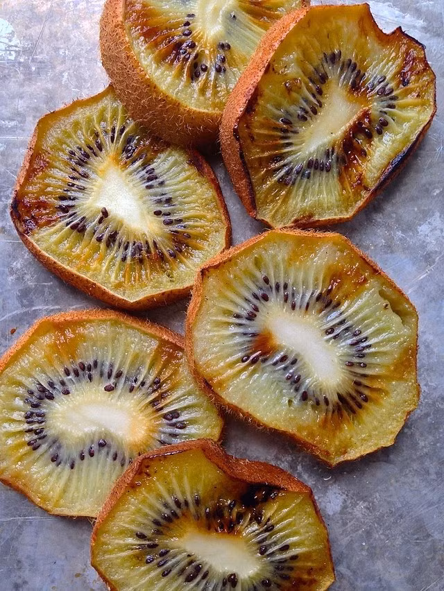 Kiwi. Kiwi cắt lát mỏng, giữ lớp vỏ bên ngoài, cho thêm một lớp dầu ô liu, chút tiêu và muối. Nếu thích, bạn có thể thêm kem vani trước khi nướng.