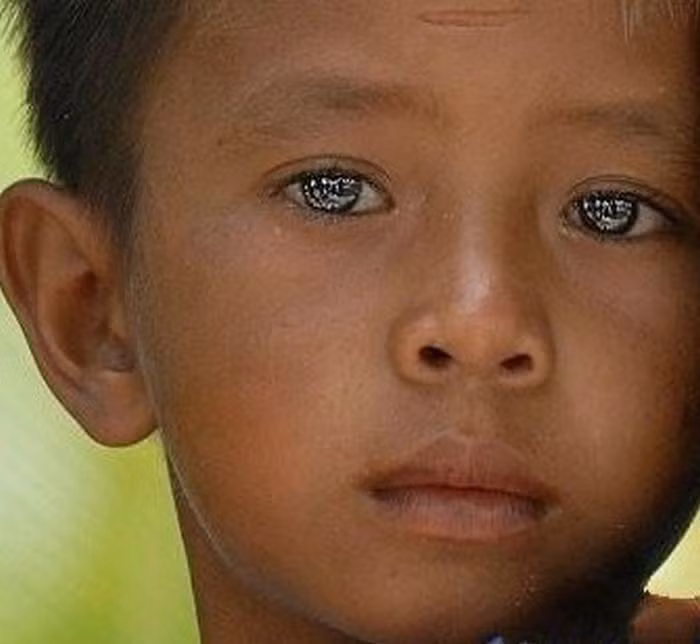 Cậu bé này là người Hải dương Gypsy (Sea Gypsies) có đôi mắt sáng lấp lánh như vậy. Những người Gypsies sống gần ở Bờ biển phía Tây Thái Lan, có thể duy trì thị lực rất tốt ở dưới nước. Họ có thể kiểm soát kích thước con ngươi khiến đồng tử co lại đến 22%.
