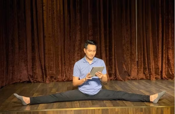 Nguyen Phi Hung 46 tuoi van deo dai, tre hon tuoi nho tap yoga-Hinh-4