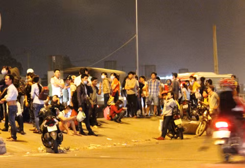 Trang dem don xe ve que nghi le dip 30/4