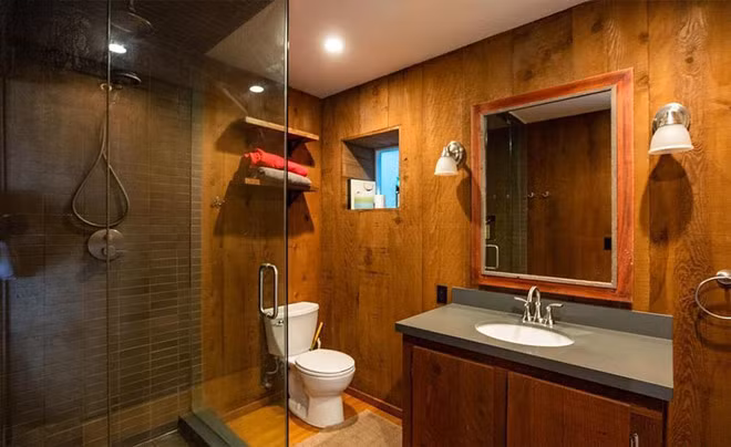 Phòng tắm được trang bị đầy đủ, có dáng dấp cổ điển và cũng không kém phần đặc sắc với tường gỗ, sàn tre.