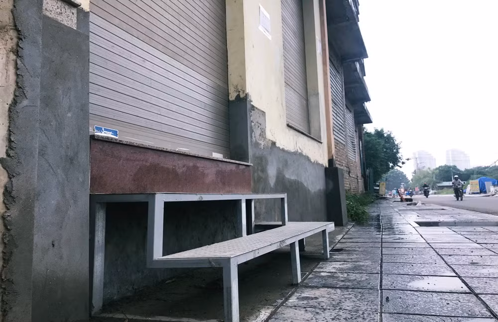 Một chủ ngôi biệt thự khác cũng thiết kế bậc tam cấp bằng sắt cho thuận tiện đi lại.