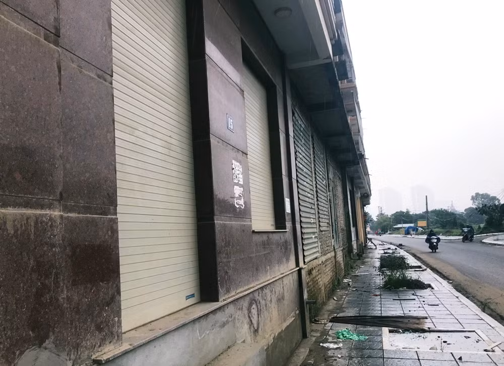 Một số ngôi biệt thự nhanh chóng được lắp cửa và ốp lát sạch sẽ.