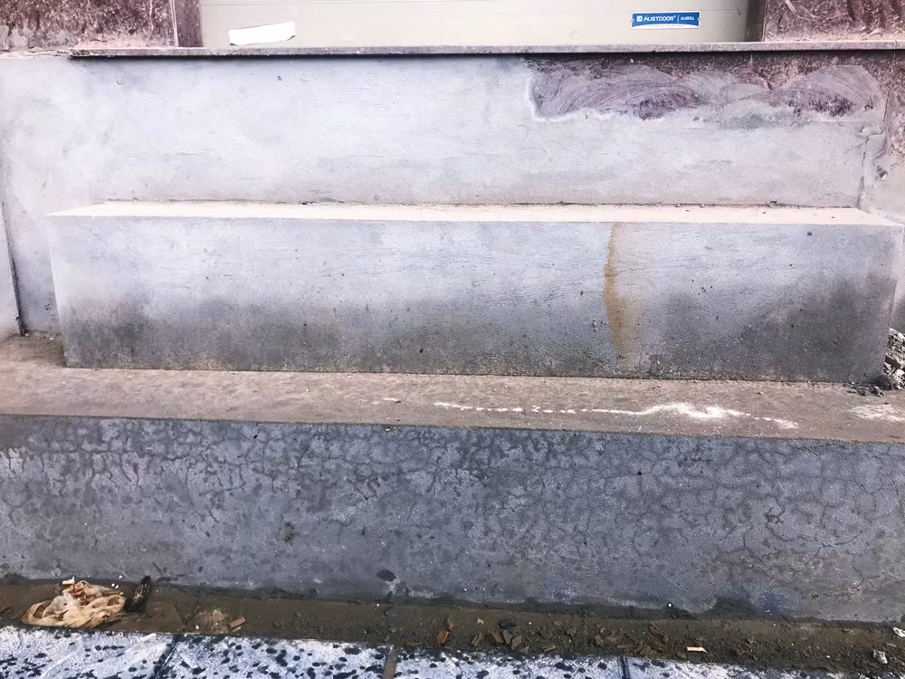 Các bậc tam cấp được xây dựng kiên cố ở mặt tiếp giáp với đường Sa Đôi.