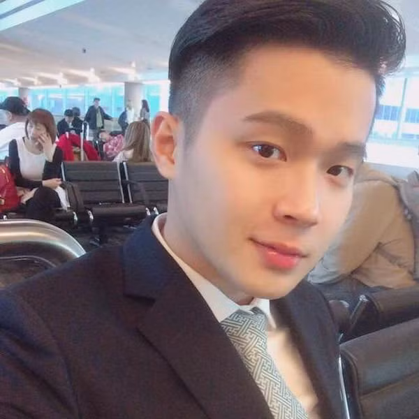 Nguyễn Quốc Huy: Sở hữu ngoại hình như ngôi sao Hàn Quốc, Nguyễn Quốc Huy là một trong những chàng tiếp viên hàng không để lại ấn tượng nhiều nhất trong lòng chị em. Quốc Huy bắt đầu làm nghề này từ khi còn là sinh viên năm 3. Nhờ sự giúp đỡ, hỗ trợ của đoàn tiếp viên vừa bay, vừa học nên hiện giờ anh được đứng trong hàng ngũ này.