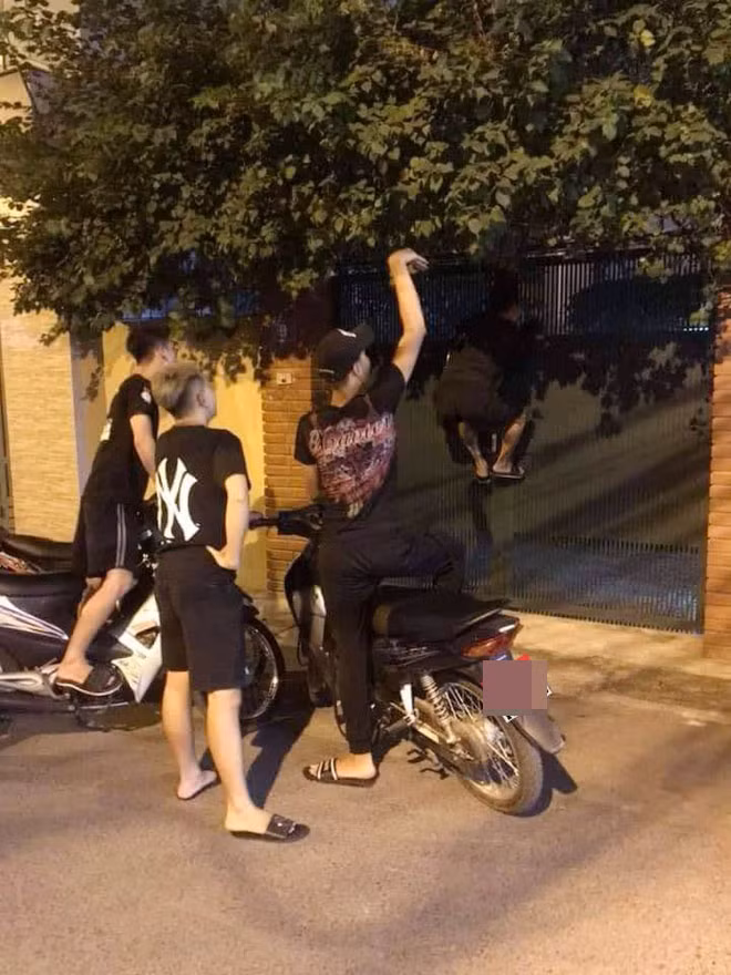 Den tan nha bo Son thay Vu doi no, nhom thanh nien tre nhan 