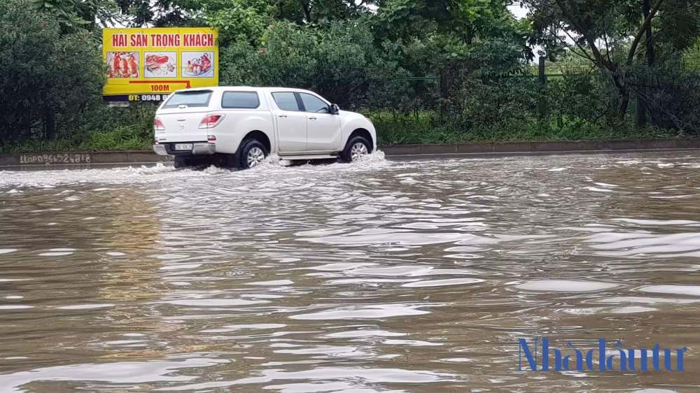 Nước mênh mông đoạn giao Đại lộ Thăng Long - Lê Trọng Tấn.