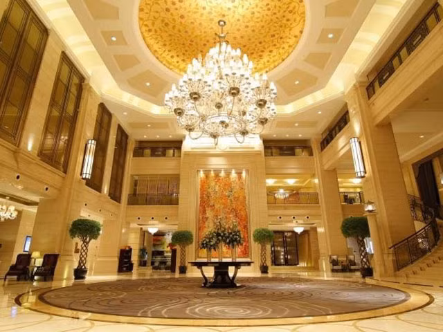 Phần lớn những mẫu hoa văn họa tiết trang trí trong nhà được dát vàng này đều do những người thợ từ Hàn Quốc thiết kế. (Ảnh: viettimejsc.com).