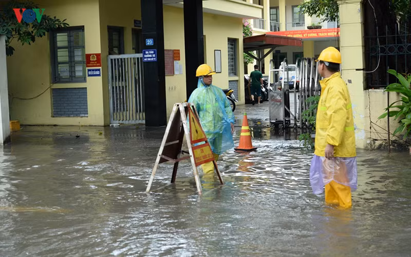 Đoạn ngập sâu ngay trụ sở Công an phường Mai Dịch.